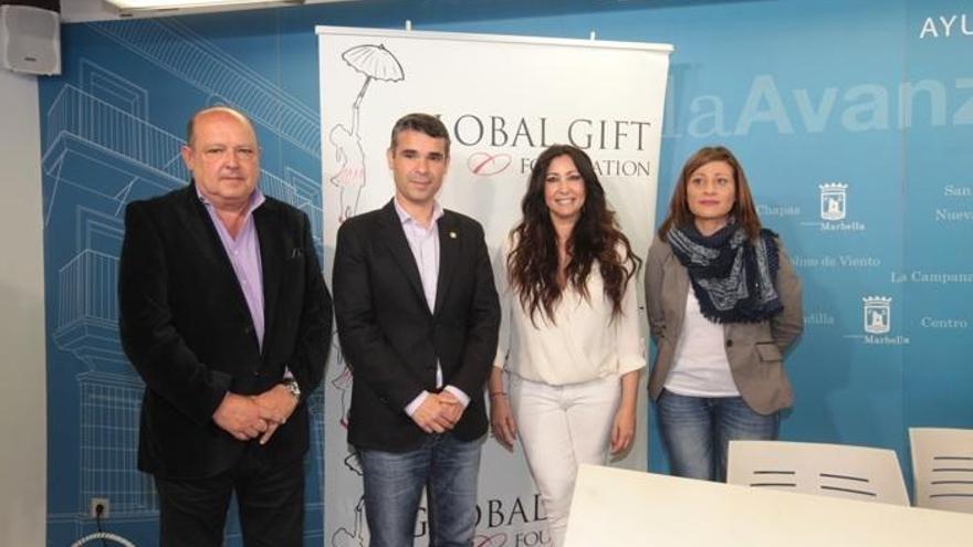 El edil de Turismo, Miguel Luna, el alcalde de Marbella, José Bernal, la cofundadora de la Fundación Global Gift, María Bravo, y la edil de Derechos Socaies, Victoria Morales.