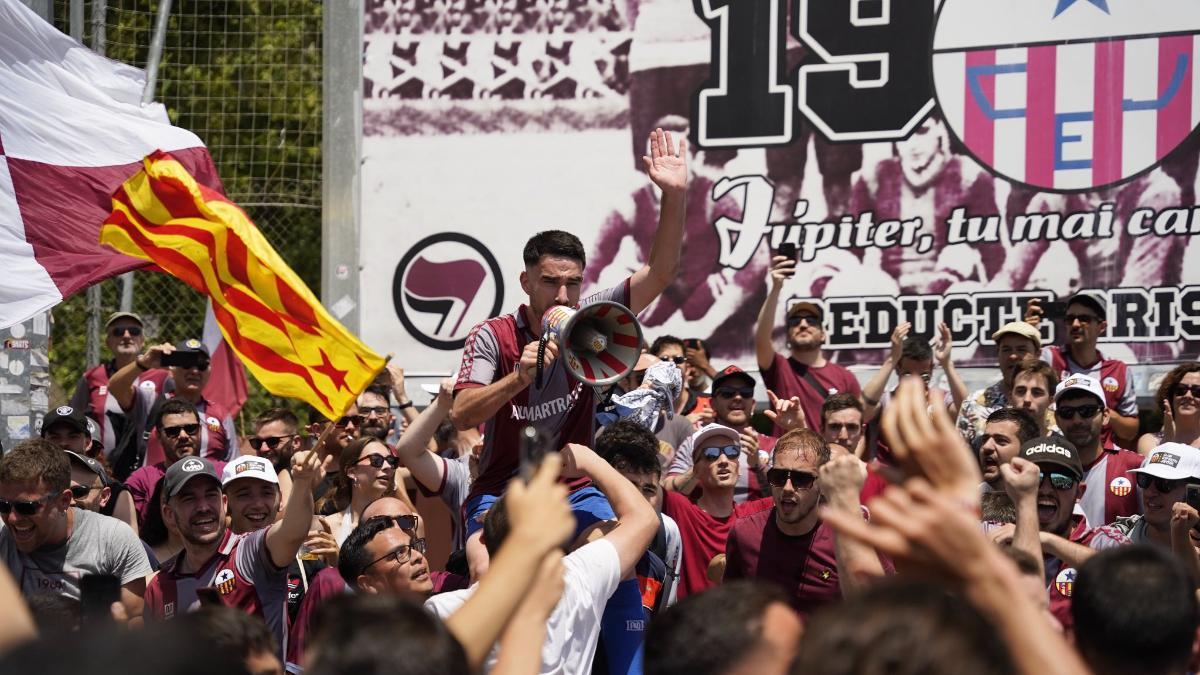 Patrick Chicó, junto a la afición con un megáfono en la mano