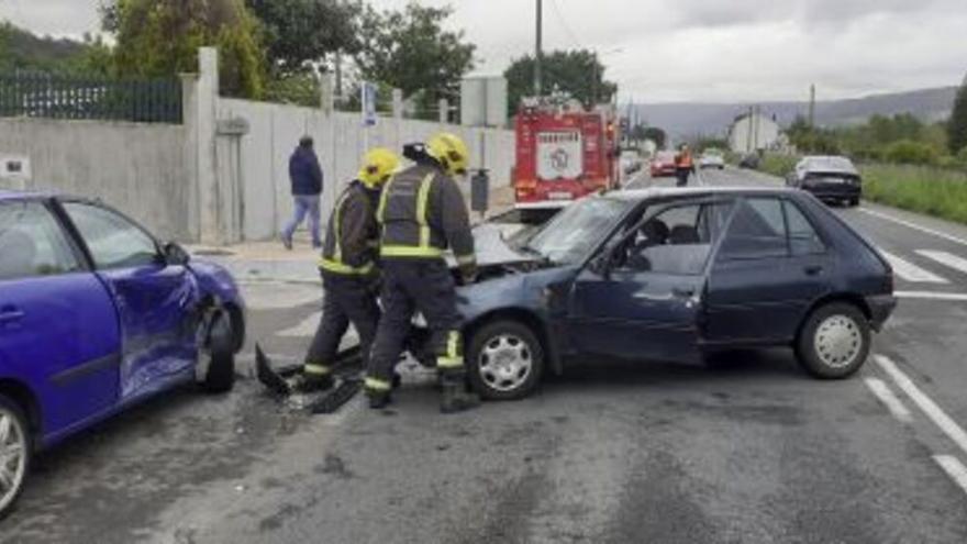Una colisión frontolateral entre dos vehículos deja una persona herida en Carballo