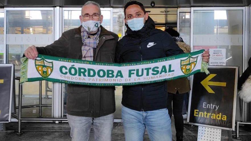 Caio César ya agarra el escudo del Córdoba Futsal