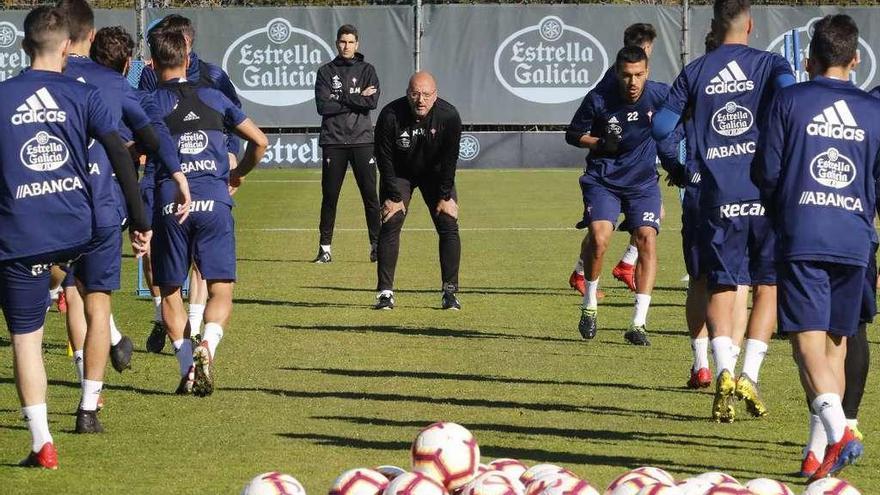 Miguel Villagrasa, preparador físico, y David Martínez, técnico asistente, durante un ejercicio de los célticos en A Madroa. // Alba Villar