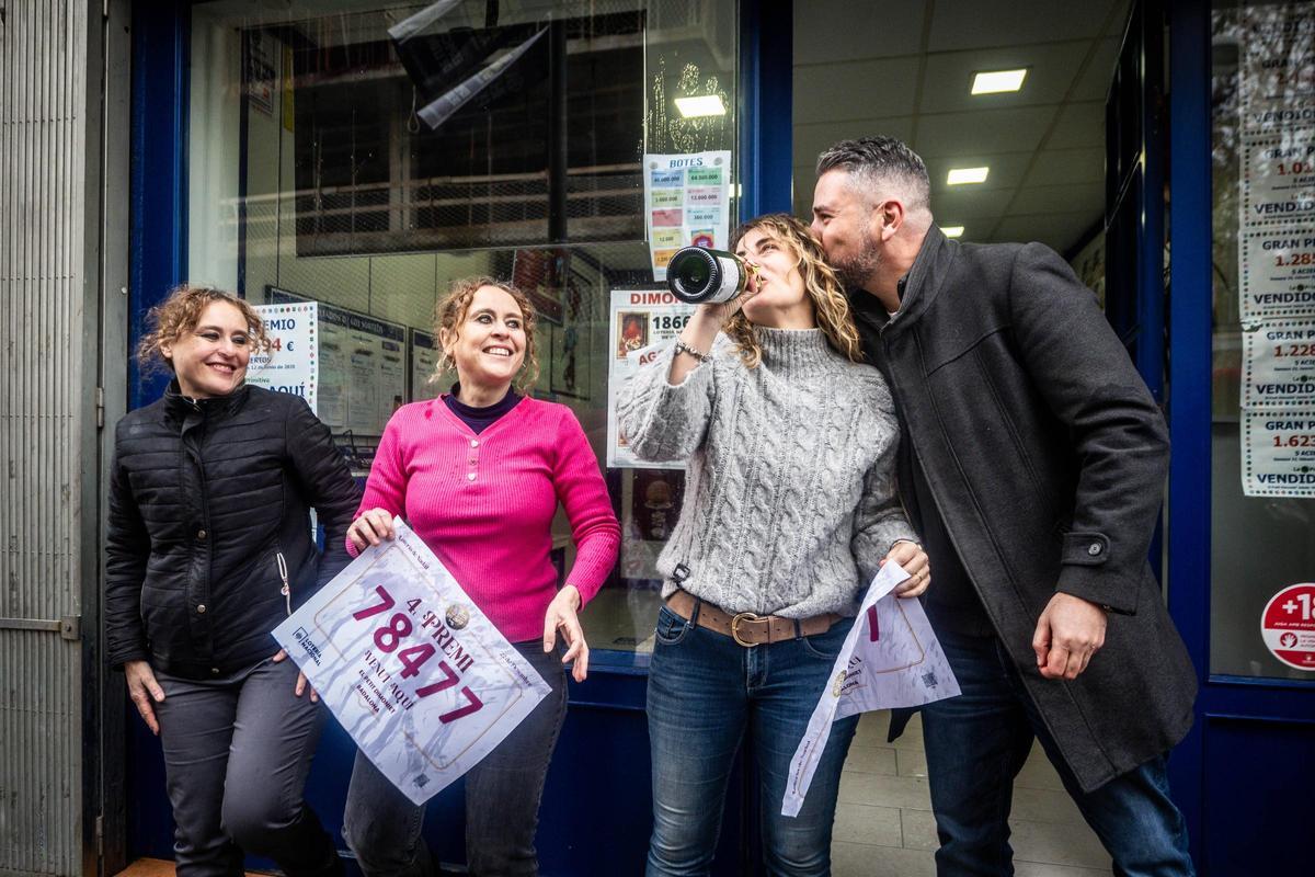 Alegría en la administración de lotería de Badalona que ha repartido el cuarto premio
