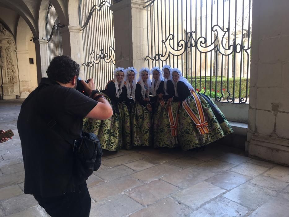 Aleida, Andrea y sus doce Damas visitaron a la patrona de Alicante, la Virgen del Remedio, gracias a la tradicional sesión de fotos