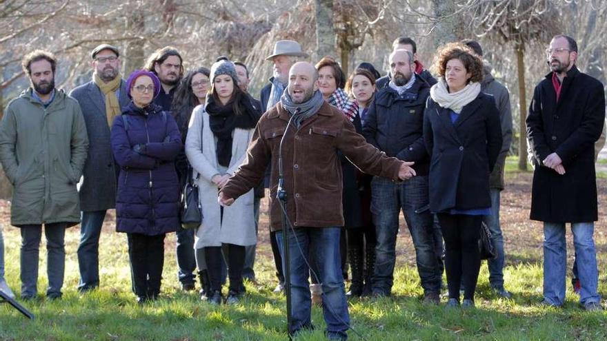 Villares, delante, con miembros de la lista Máis Alá! y simpatizantes de esta, en Santiago. // Xoán Álvarez