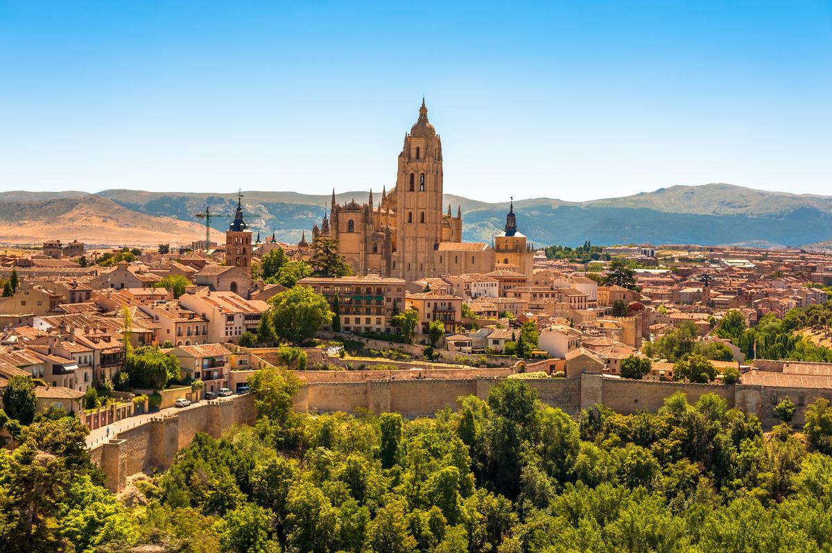 La catedral dentro de la muralla de Segovia