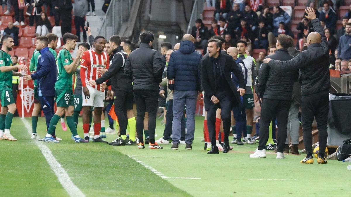 Momento de la suspensión del Sporting-Albacete con Albés desesperado.