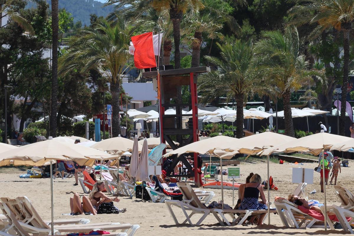 Galería: cerrada una playa de Ibiza tras detectarse un vertido de aguas residuales provocado por la rotura de una tubería