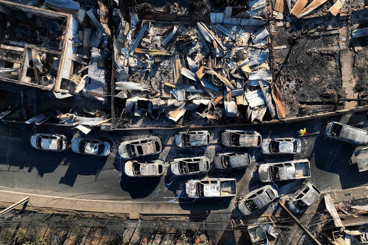 Vista aérea de las secuelas de un incendio en los cerros de Viña del Mar, Chile, el 3 de febrero de 2024. La región de Valparaoso y Viña del Mar, en el centro de Chile, amaneció el sábado con un toque de queda parcial para permitir el movimiento de los evacuados. y el traslado de equipos de emergencia en medio de una serie de incendios sin precedentes, informaron las autoridades.