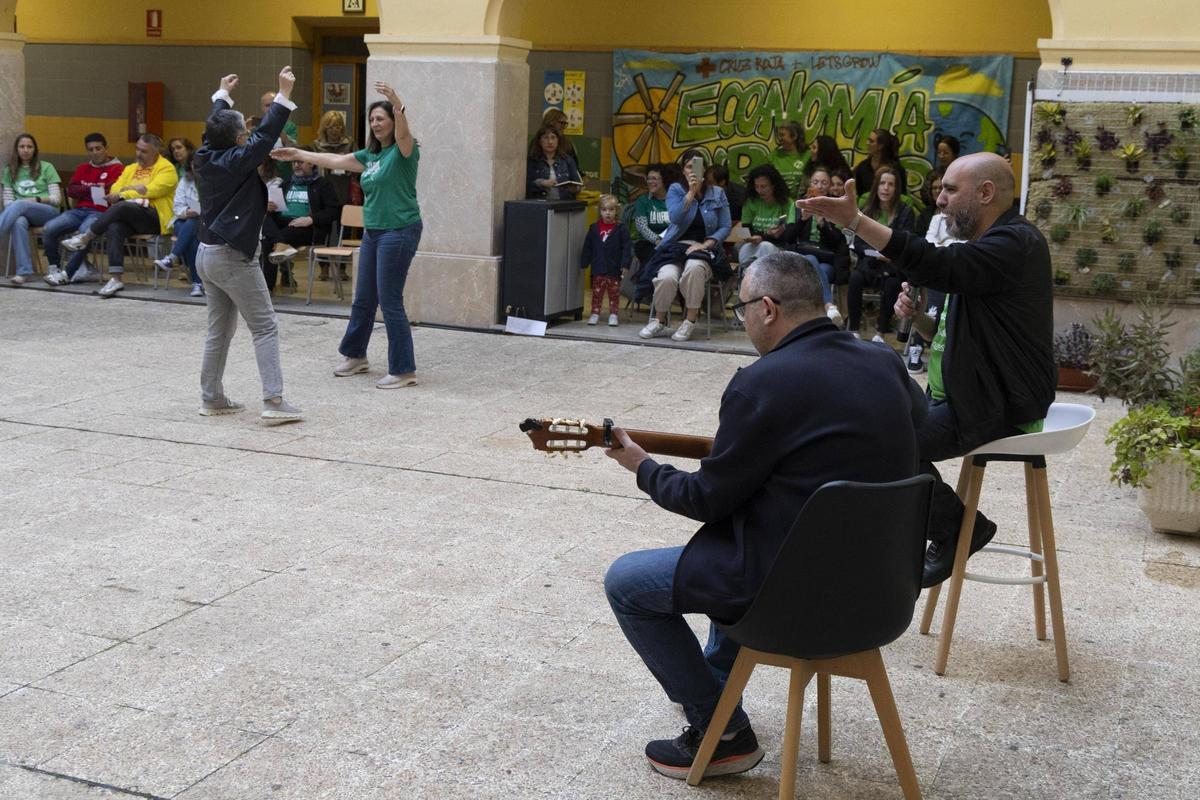 Una actuación musical en el encierro educativo en el IES Josep de Ribera de Xàtiva, este jueves.