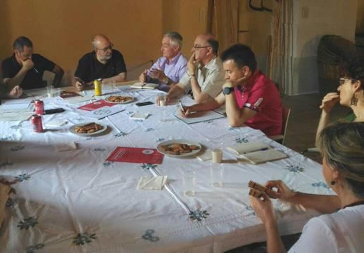 El conseller de transparencia junto al patronato.