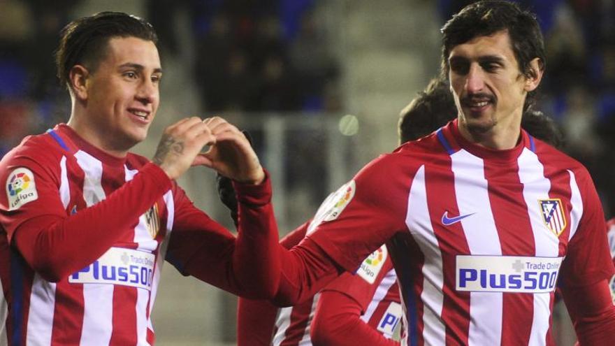 Jose María Giménez celebra su gol con Savic.