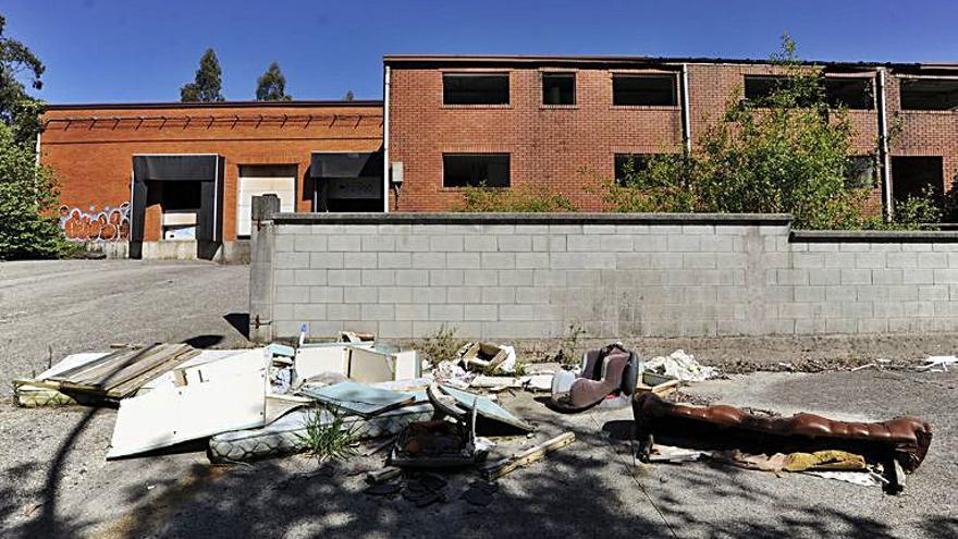 Colchones y otra basura depositada junto al abandonado matadero, a escasos metros del punto limpio estradense.