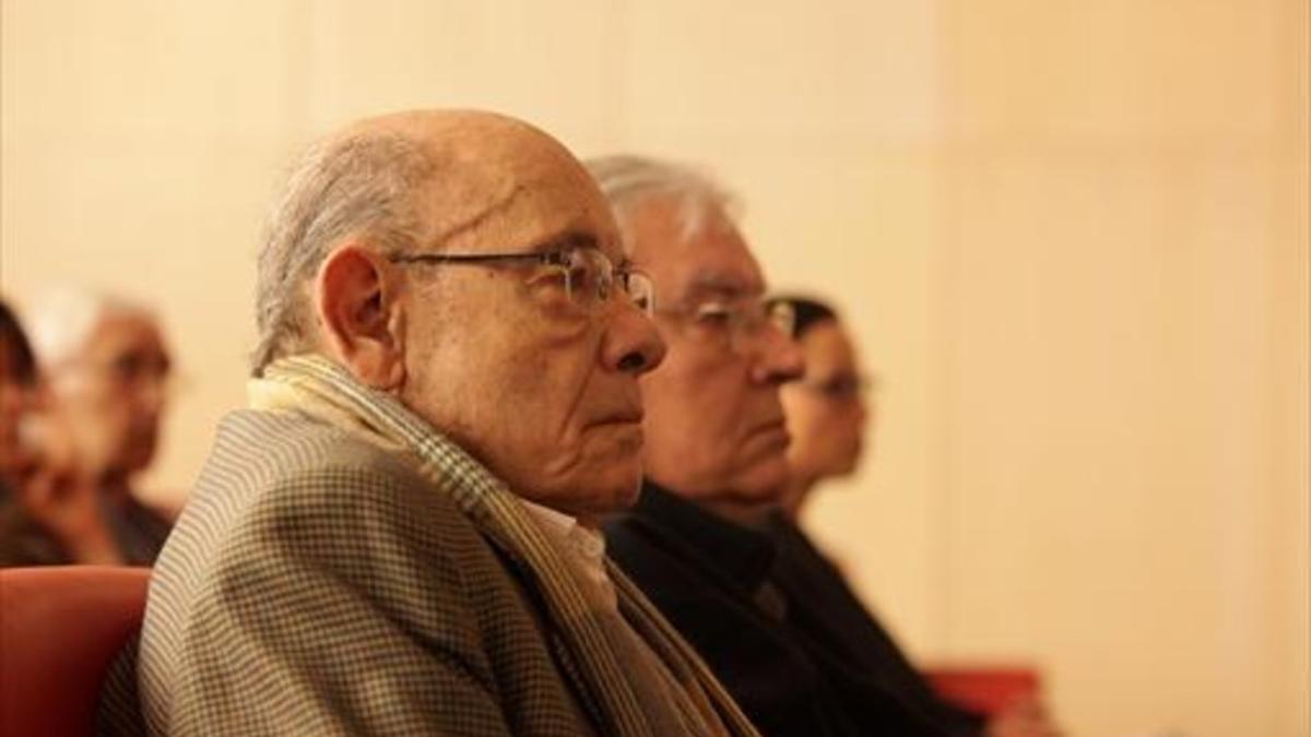 Fèlix Millet y Jordi Montull, en segundo plano, en la primera sesión del juicio por el saqueo del Palau de la Música, ayer en la Ciutat de la Justícia.