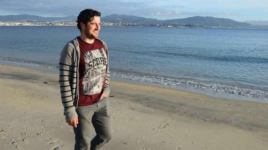 David Cal pasea por la playa, pocos días después de anunciar su retirada. // Gonzalo Núñez