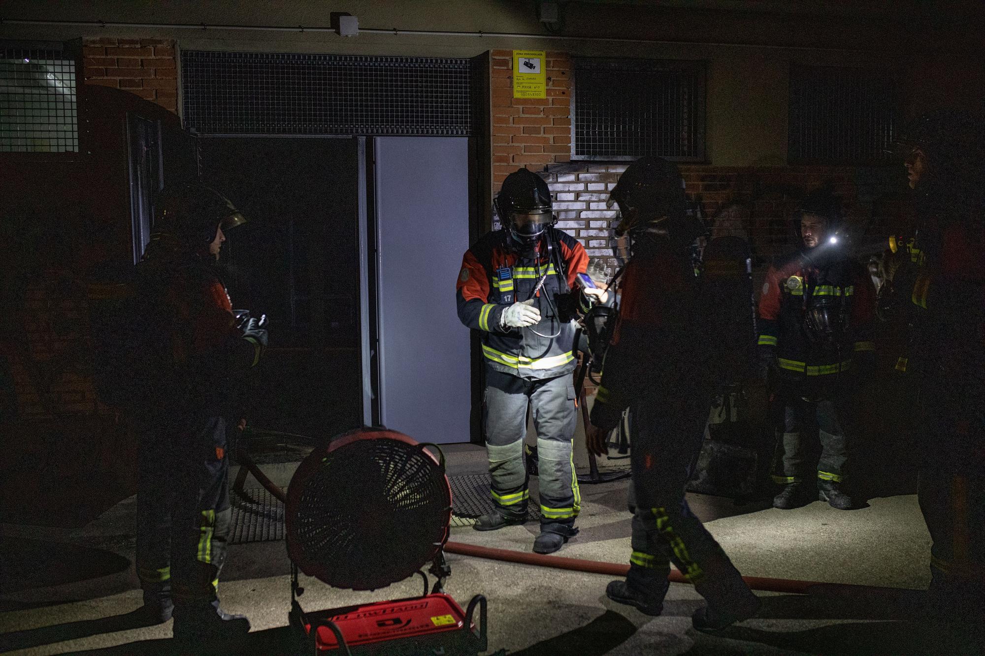 GALERÍA | El incendio en los vestuarios de los campos de fútbol de Valorio, en imágenes