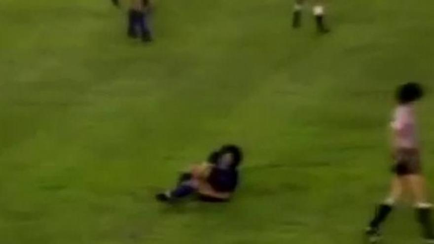 Maradona lesionado por Goikoetxea