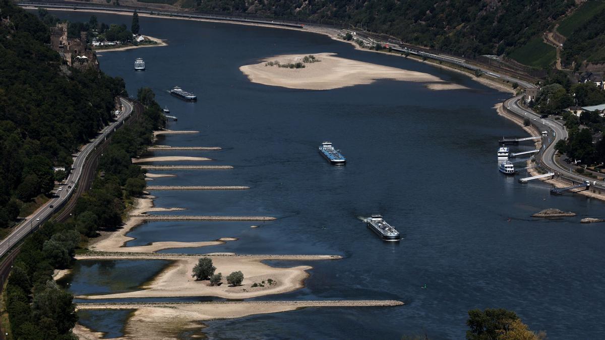 Barcos navegando por el río Rin en Bingen, Alemania, donde ya se aprecia la falta de caudal por la sequía.