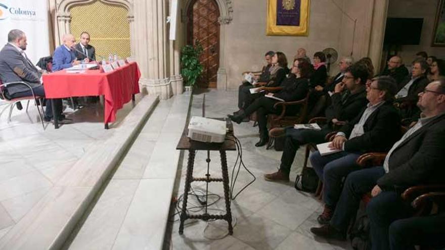 Momento de la presentación del anuario turístico, esta noche.