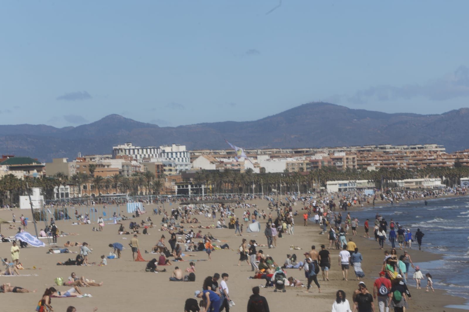 Playas llenas gracias al sol y al calor de este Domingo de Ramos