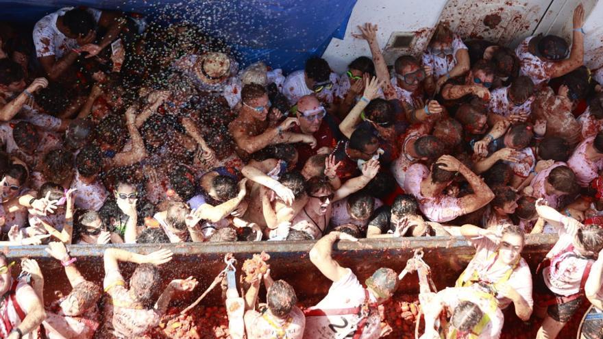 Buñol se tiñe de rojo con el primer camión de la Tomatina