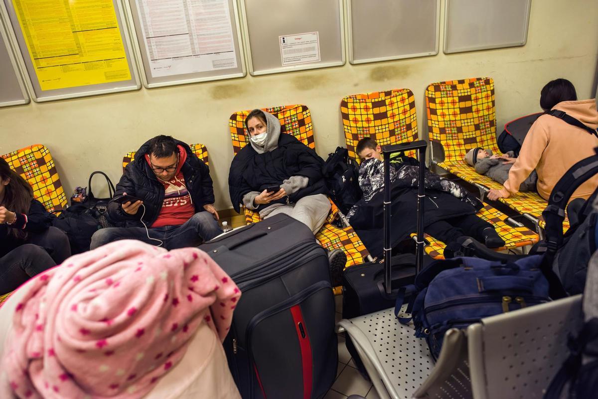 Refugiados ucranianos que llegaron a Polonia han pasado su primera noche fuera del país en la estación de tren de Przemysl.