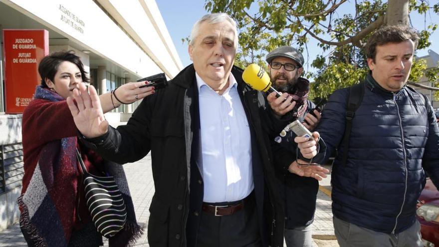 El exconcejal del PP Vicente Aleixandre, hoy, al salir de declarar del juzgado.