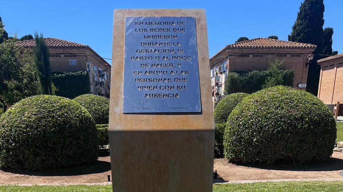 Monolito en el Cementerio General de València