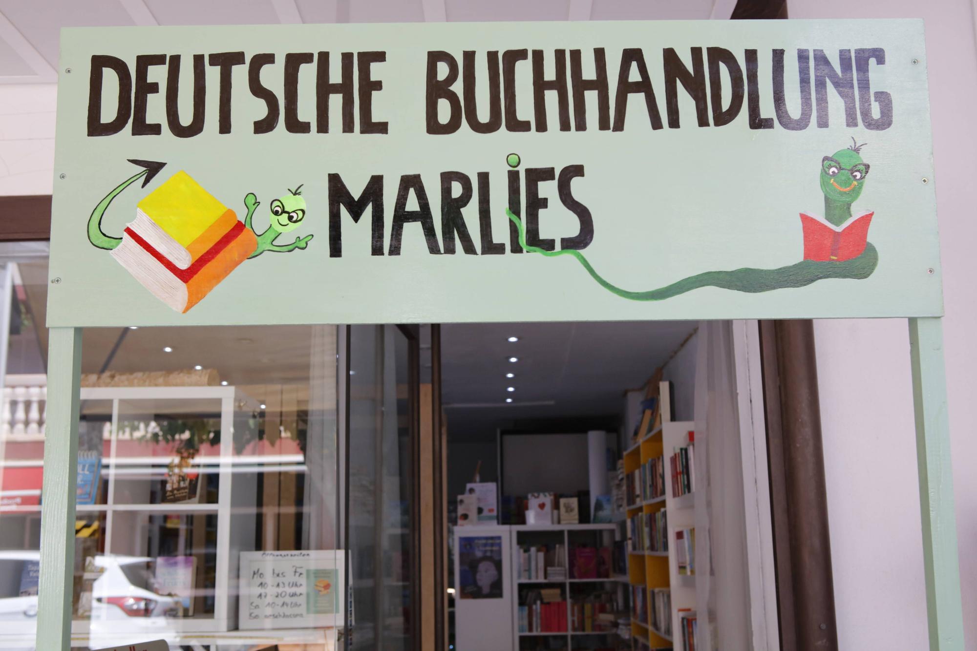 Mit persönlichem Namen und mit Bücherwürmern: Das Schild von Marlies&#039; Deutscher Buchhandlung.