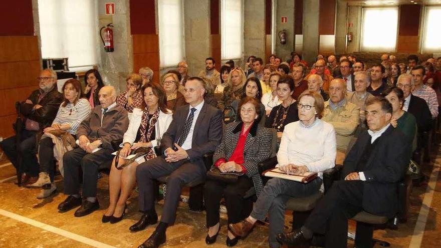 Público que asistió a la conferencia de ayer en el Auditorio Municipal do Areal. // Alba Villar