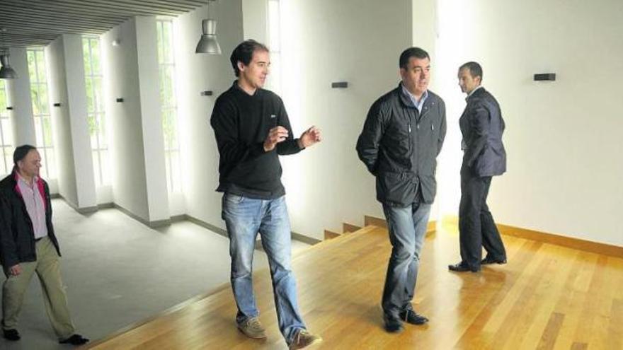 Jesús Otero, Diego Casal -director del museo-, Román Rodríguez y José Antonio Rodríguez en la iglesia rehabilitada.  // Bernabé/Javier Lalín