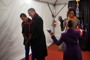 Obama, amb la seva filla Malia, i la primera dama jugant amb la filla petita Sasha, abans de sortir a encendre l’arbre de Nadal a Washington, l’1 de desembre passat.