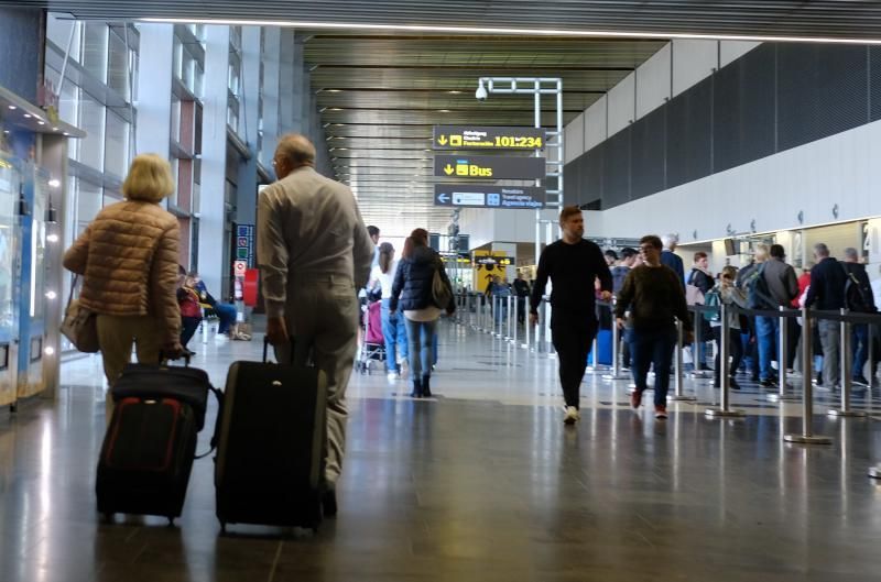 Las Palmas de Gran Canaria. Coronavirus. Aeropuerto  | 15/03/2020 | Fotógrafo: José Carlos Guerra