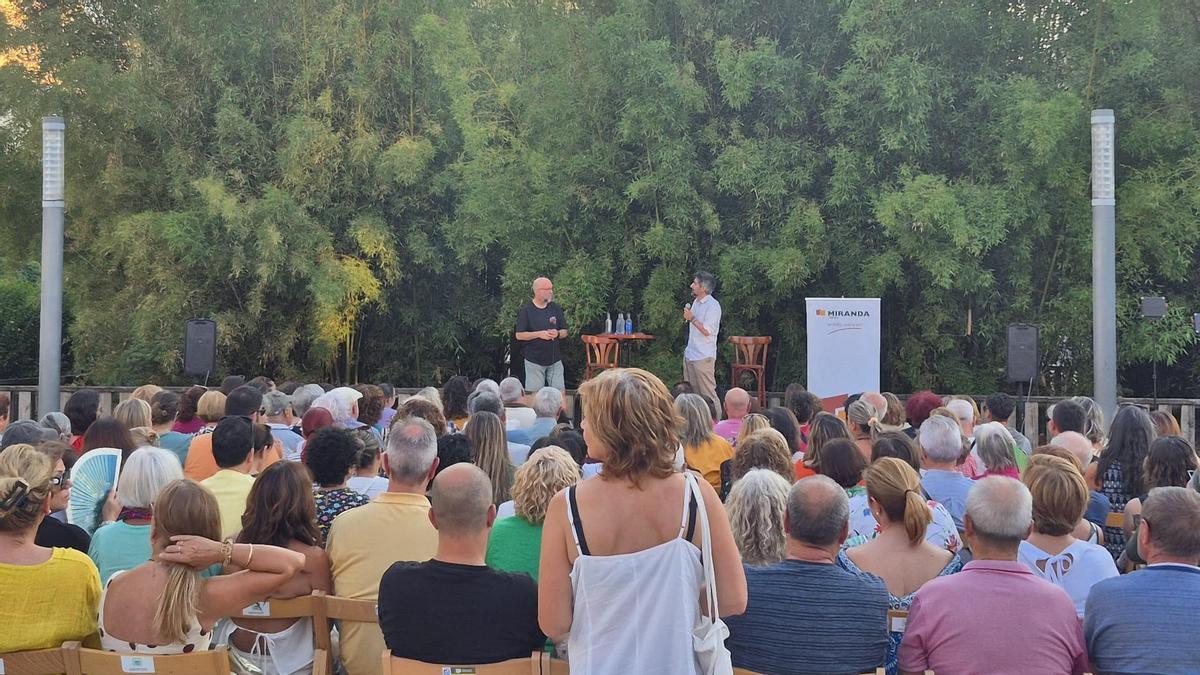 El librero Fernando Miranda y Manel Loureiro durante la presentación de ayer en Bueu.