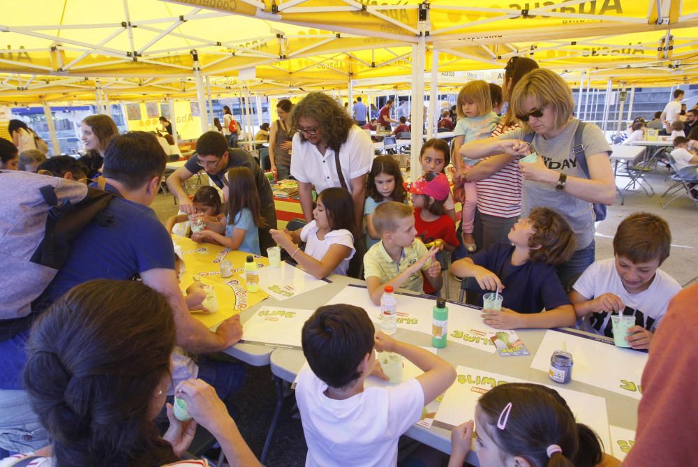 El festival Ludivers omple de jocs la plaça U d''octubre