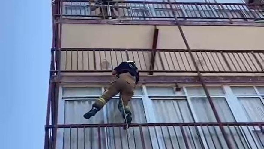 Bomberos auxilian a una mujer accidentada en su domicilio de Playa de San Juan en Alicante
