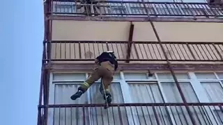 Bomberos auxilian a una mujer accidentada en su domicilio de Playa de San Juan en Alicante