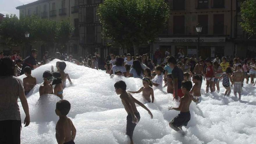 Niños y adolescentes disfrutan de la fiesta de la espuma en La Glorieta. Foto