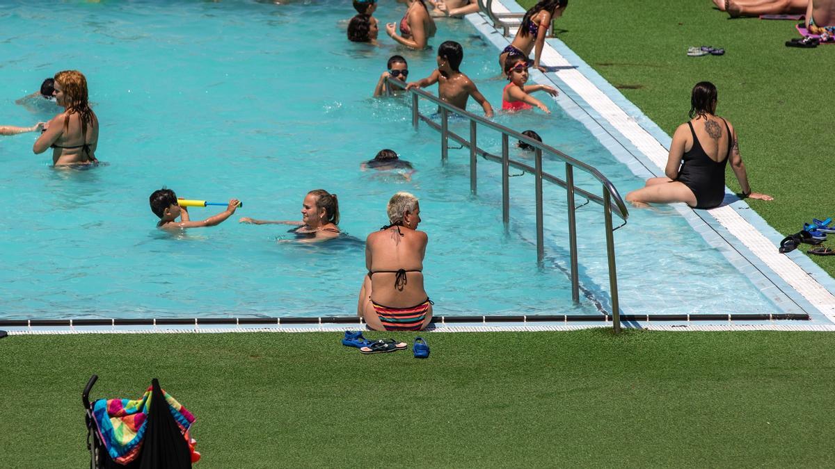 Ambiente en la piscina municipal de Can Zam