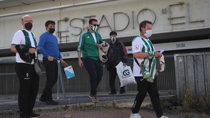 Aficionados del Córdoba en los aledaños de El Arcángel antes de entrar al recinto para presenciar en vivo el partido.