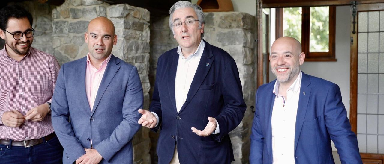 Por la izquierda, Jaime Fernández-Paíno, Jesús Martínez Salvador, Pablo González y Rodrigo Pintueles, esta mañana, en el Parador Nacional Molino Viejo.