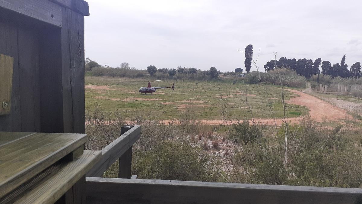 Helicóptero al lado del observatorio de aves.