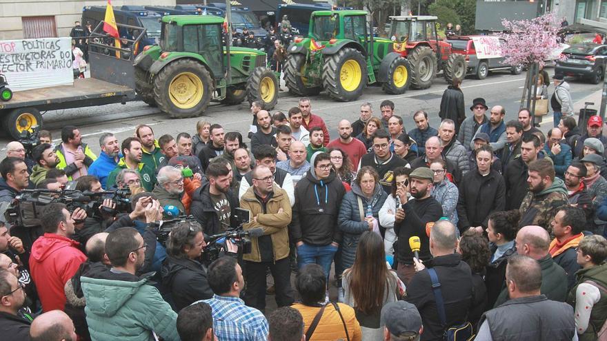 El portavoz de los manifestantes habla con el resto de compañeros tras la reunión con el subdelegado del Gobierno en Ourense.