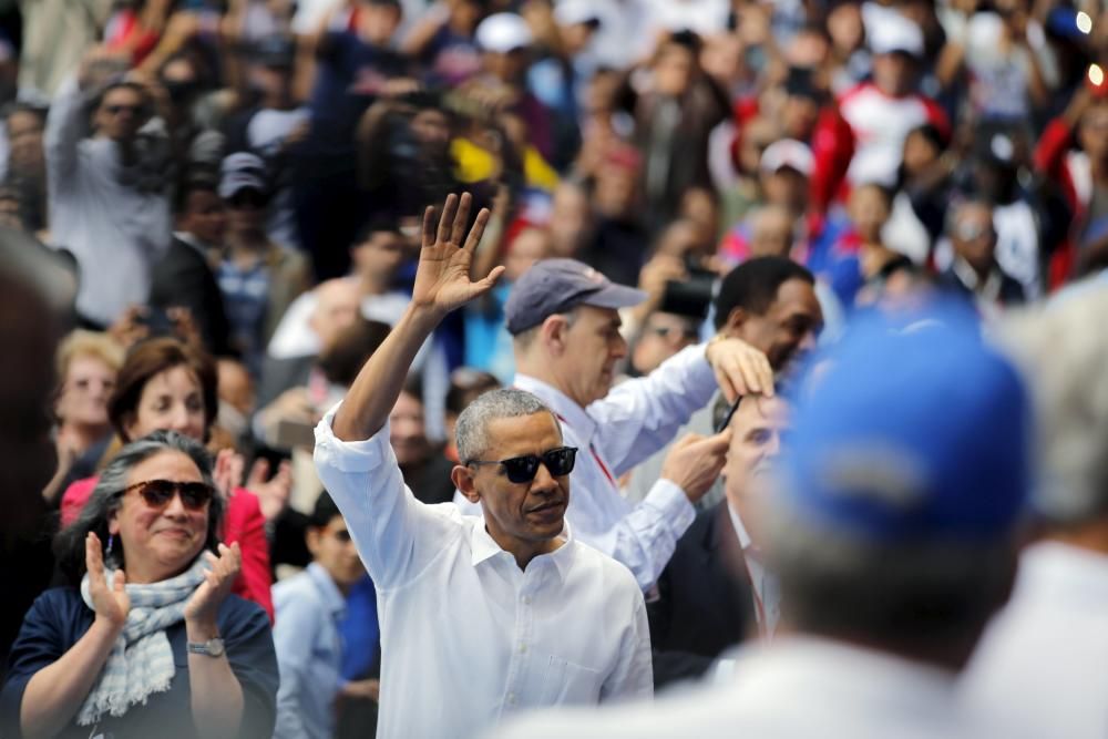 Obama asiste a un partido de béisbol en Cuba.