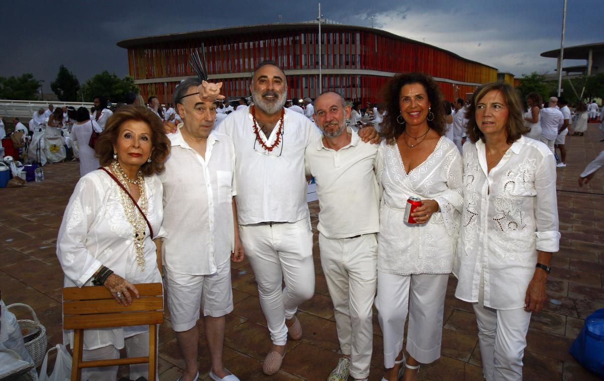 Cena en blanco junto a El alma del Ebro