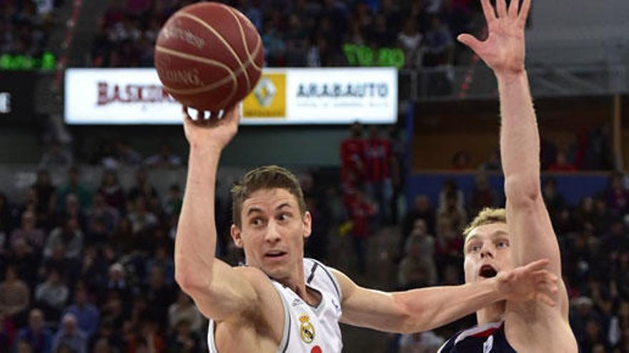 Jaycee Carroll intenta un pase ante Jaka Blazic