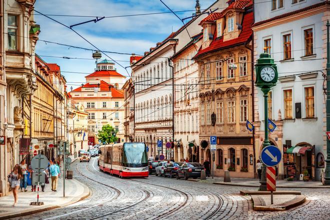 Praga cuenta con grandes avenidas y... ¡la calle más estrecha del mundo!