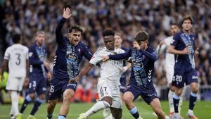 07/12/2025 07 December 2025, Spain, Madrid: Real Madrids Vinicius Junior (C) battles for the ball with Celta de Vigos Sergio Carreira (L) and Miguel Roman during the Spanish Primera Division soccer match between Real Madrid CF and RC Celta de Vigo at Estadio Bernabeu. Photo: Ruben Albarran/ZUMA Press Wire/dpa DEPORTES Ruben Albarran/ZUMA Press Wire/d / DPA
