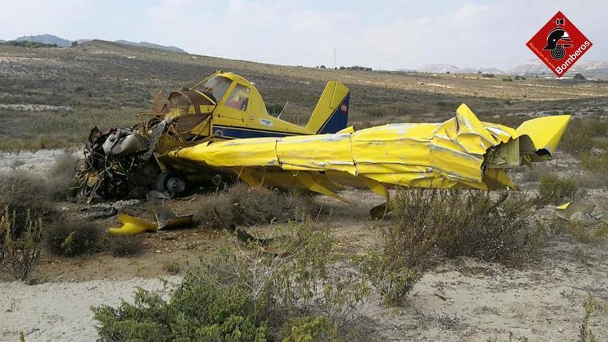 Imagen del estado en el que ha quedado la avioneta accidentada este martes en Torremendo