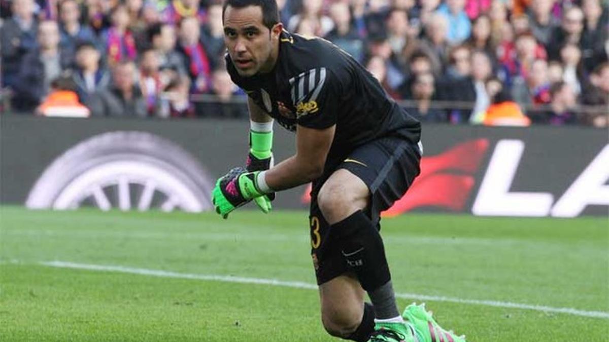 Claudio Bravo en un momento del partido del FC Barcelona y el Atlético de Madrid de la Liga 2015/16