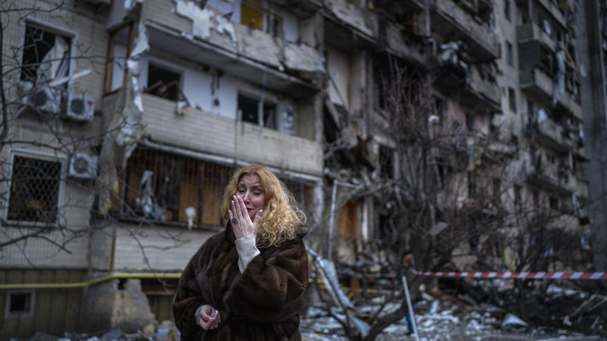 Kiew: Natali Sewriukowa reagiert neben einem Haus, das bei einem Raketenangriff zerstört wurde. Russische Truppen haben am Donnerstag, 24.02.2022, den erwarteten Angriff auf die Ukraine gestartet.